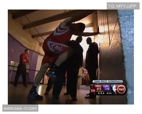 2003年火箭对阵湖人经典比赛直播视频回顾与精彩瞬间分享